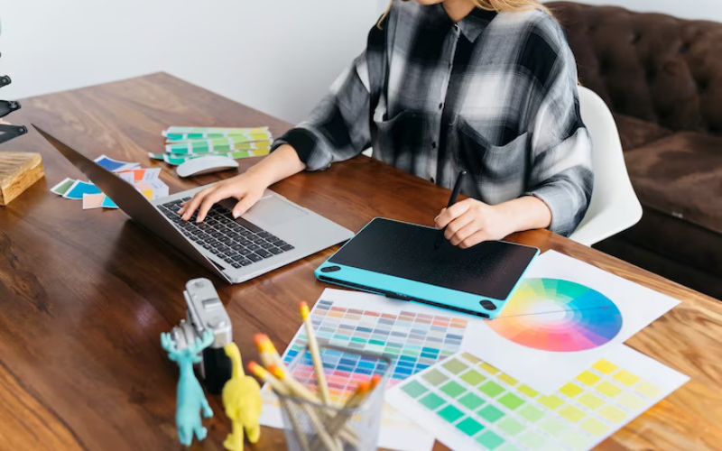 How Can a Graphic Designing Course Help You Start a Freelance Career?